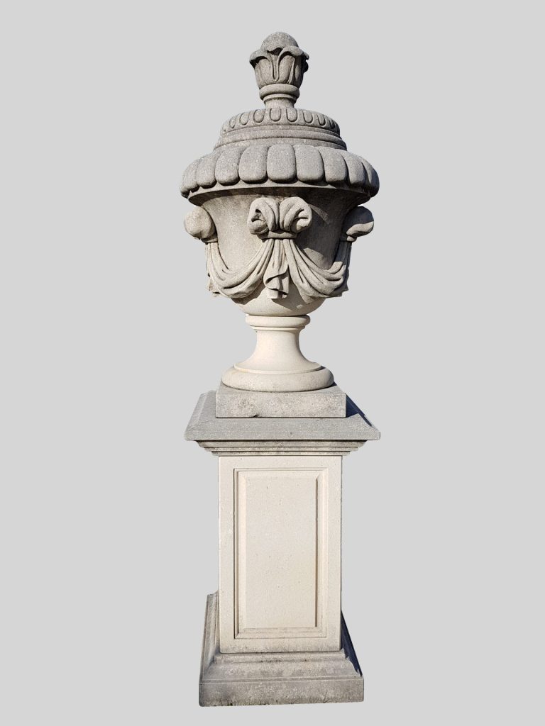 Grande vaso con drappeggio e coperchio - Pietra di Vicenza VV-16